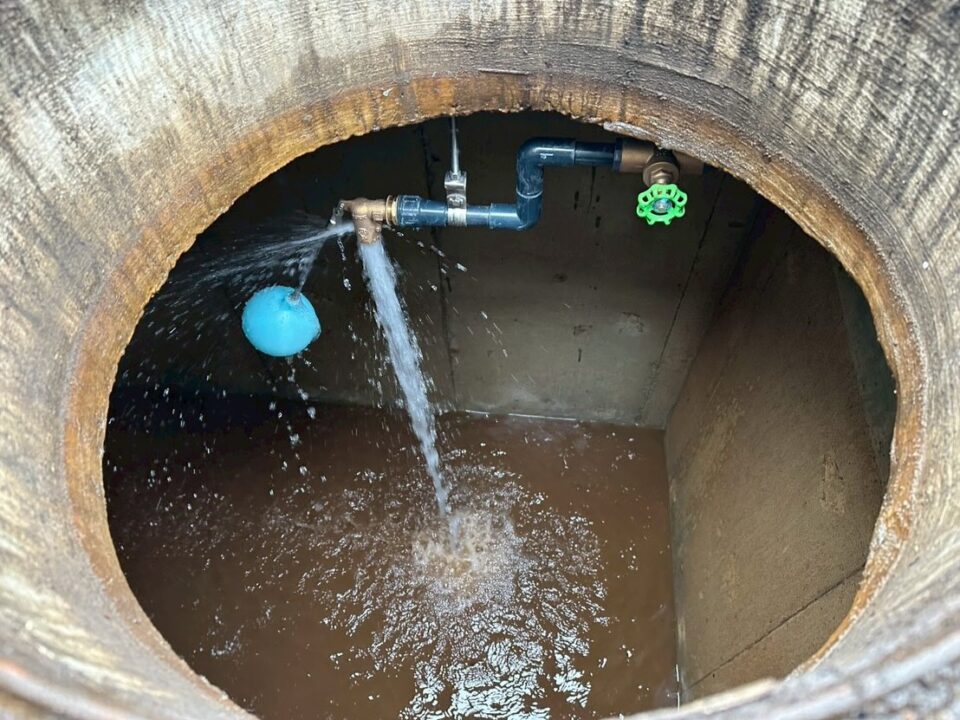 防火水槽内の補給水配管と給水の様子