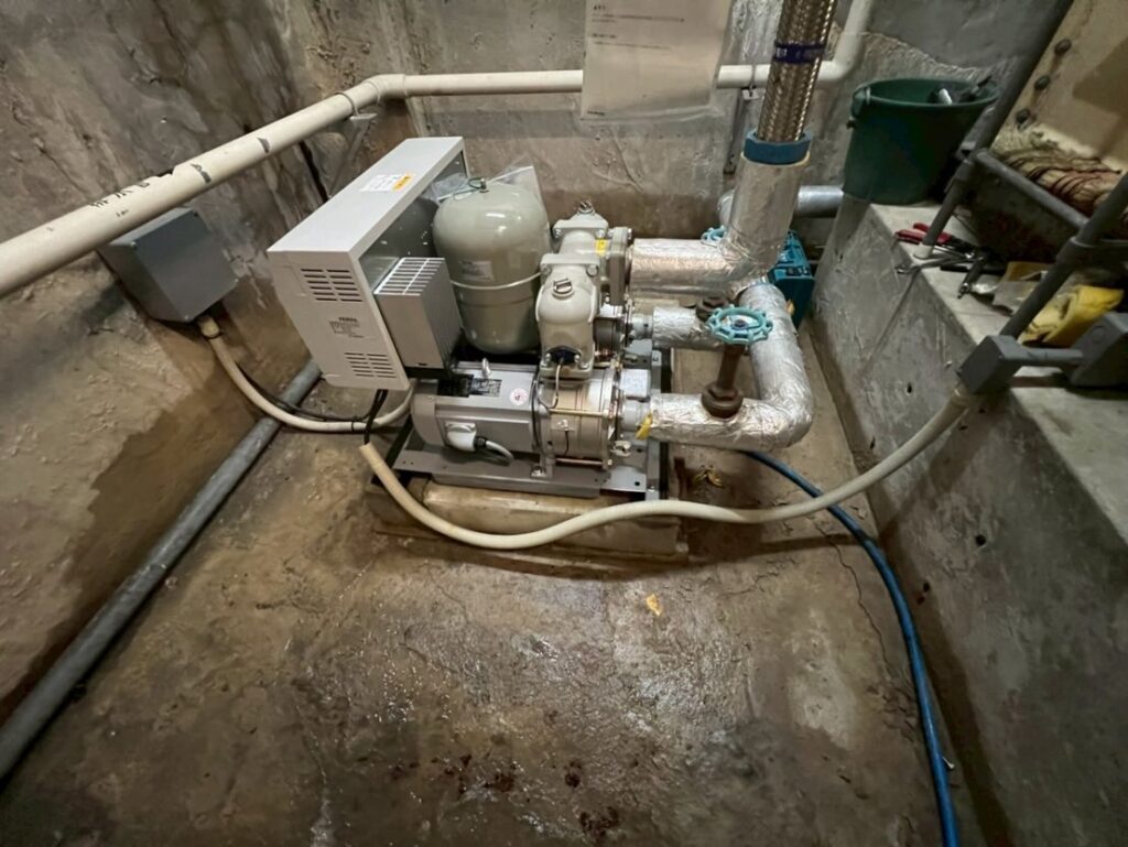 地下受水槽室の加圧給水ポンプ