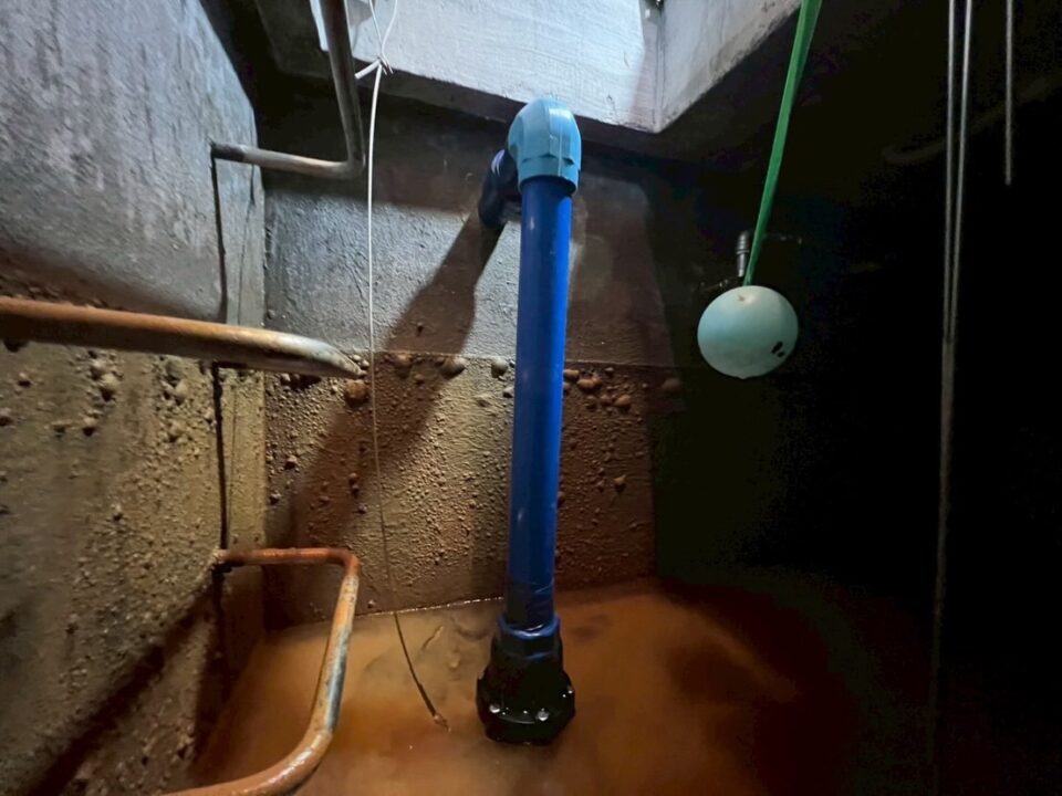 水槽内のフート弁と配管